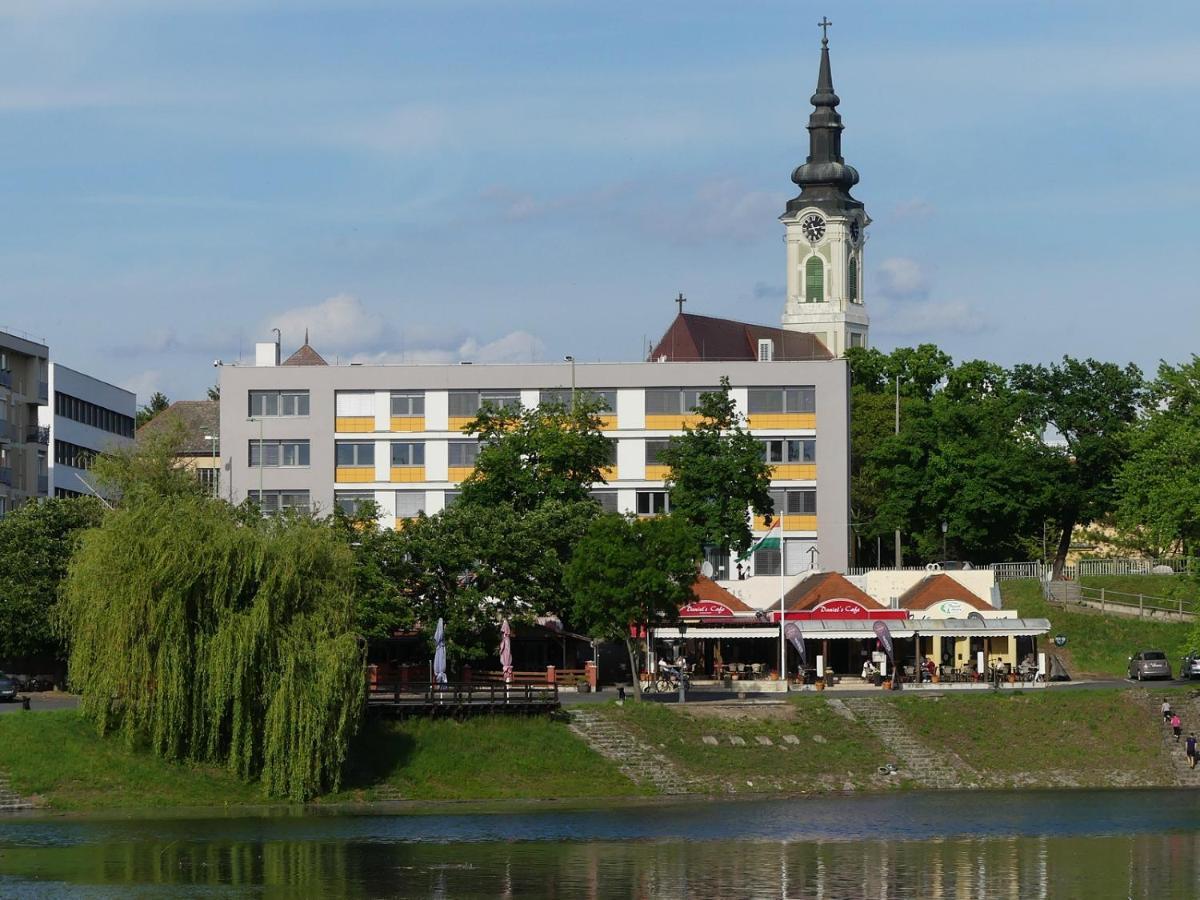 Napsugár Szálló Baja Exterior foto